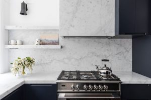Carrara marmor i svart köket
