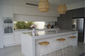 Noble Carrara - ljus kvartskomposit bänkskivör i köket från Technistone 3
